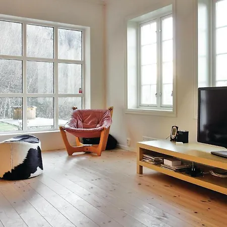 בית נופש Nice In W/ Wifi And 4 Bedrooms Floyrli